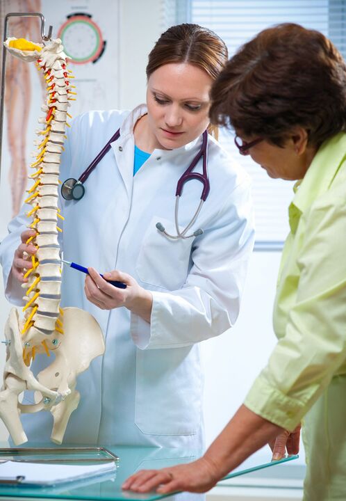 le médecin montre une ostéochondrose de la colonne vertébrale sur une maquette